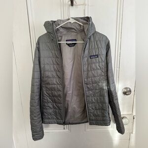 Patagonia Hooded Nanopuff in Feather Gray - S